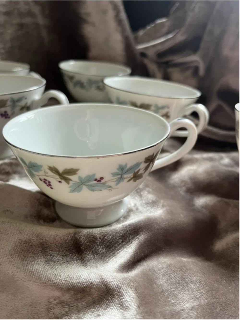 6 Vintage Fine China Japan 6701 Grape Pattern Cups & Saucers. 4 Sets plus 2 cups